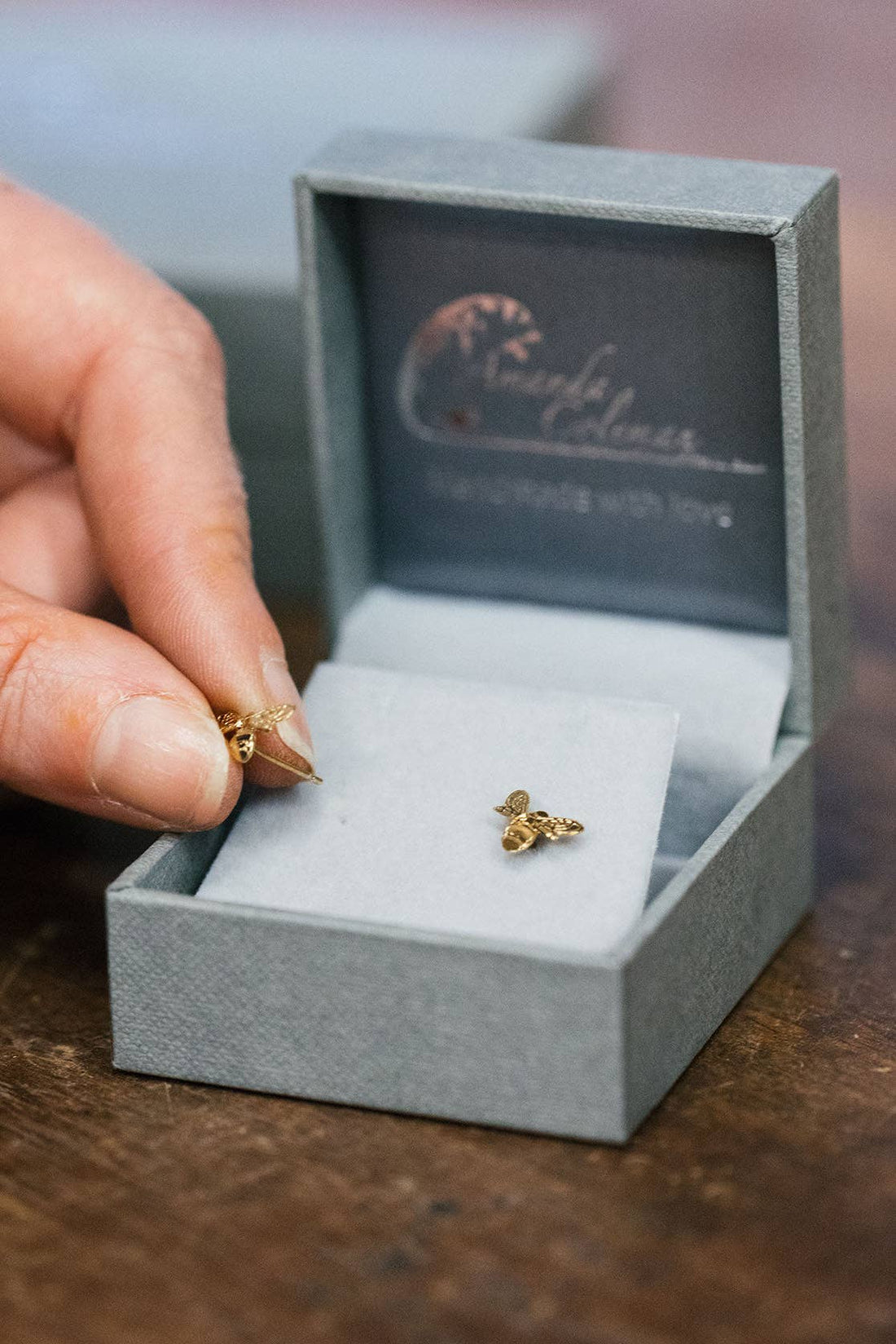 Mini bee stud stud earrings