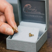 Mini bee stud stud earrings