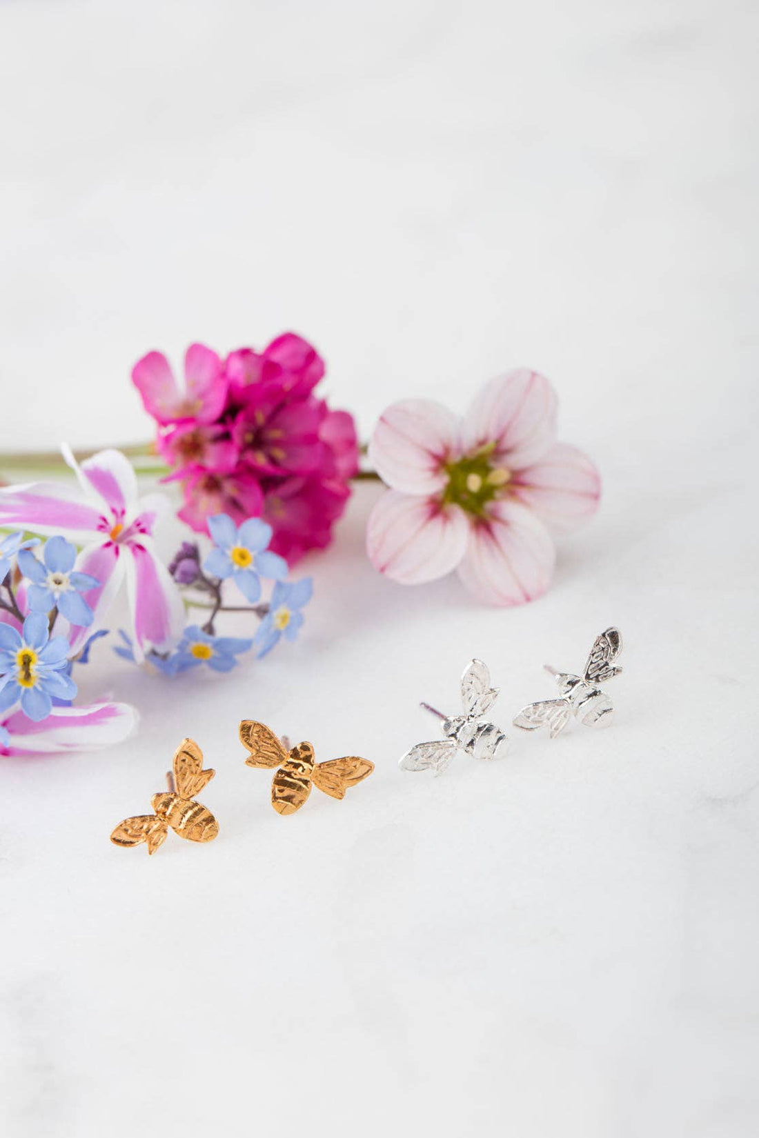 Mini bee stud stud earrings