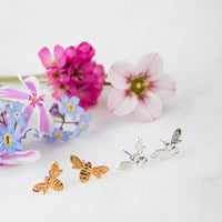 Mini bee stud stud earrings