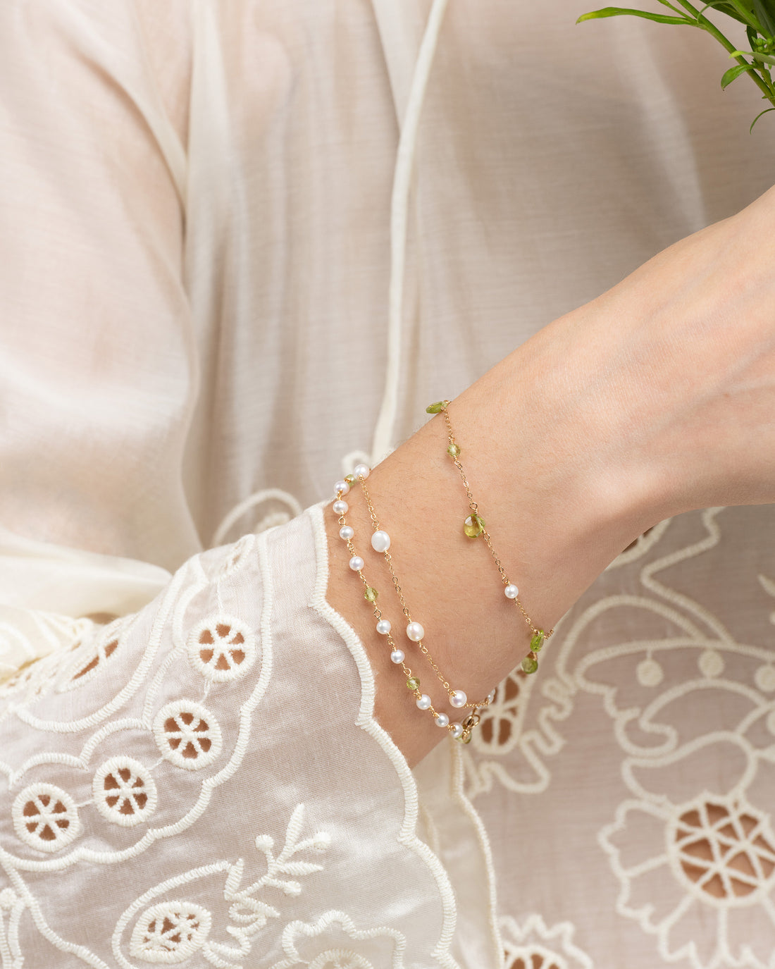 Lueur no 5- Pearl and Faceted Peridot Bracelet
