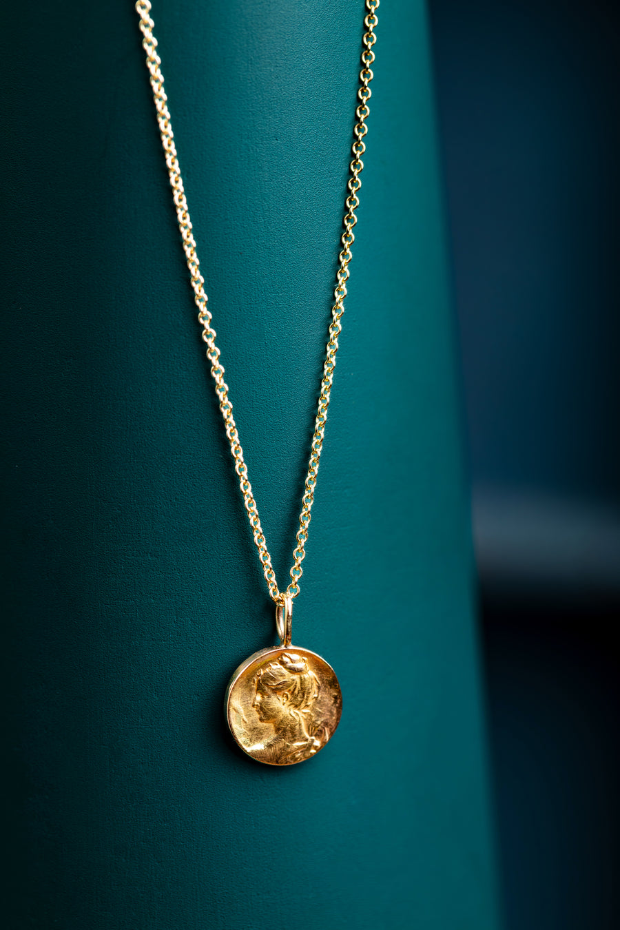 18ct Portrait disc pendant and Chain