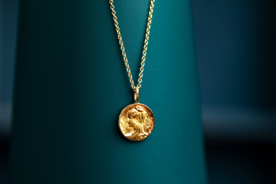 18ct Portrait disc pendant and Chain