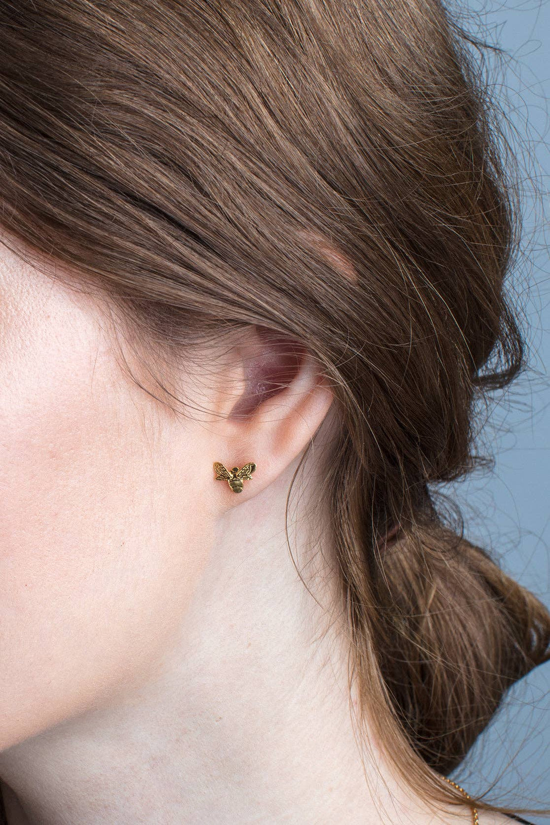 Mini bee stud stud earrings