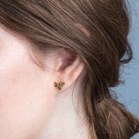 Mini bee stud stud earrings