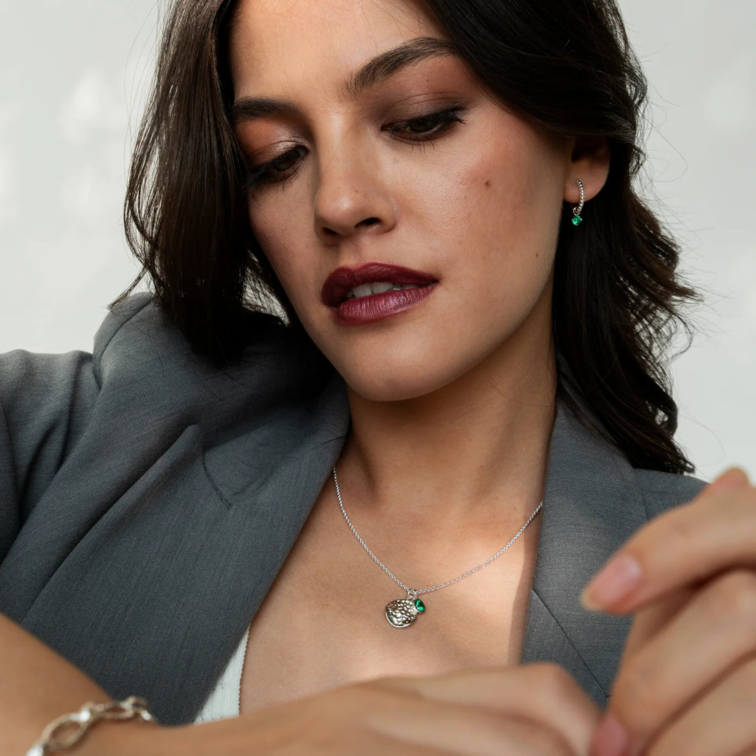 Hammered Disc & Green Garnet Array Pendant Necklace